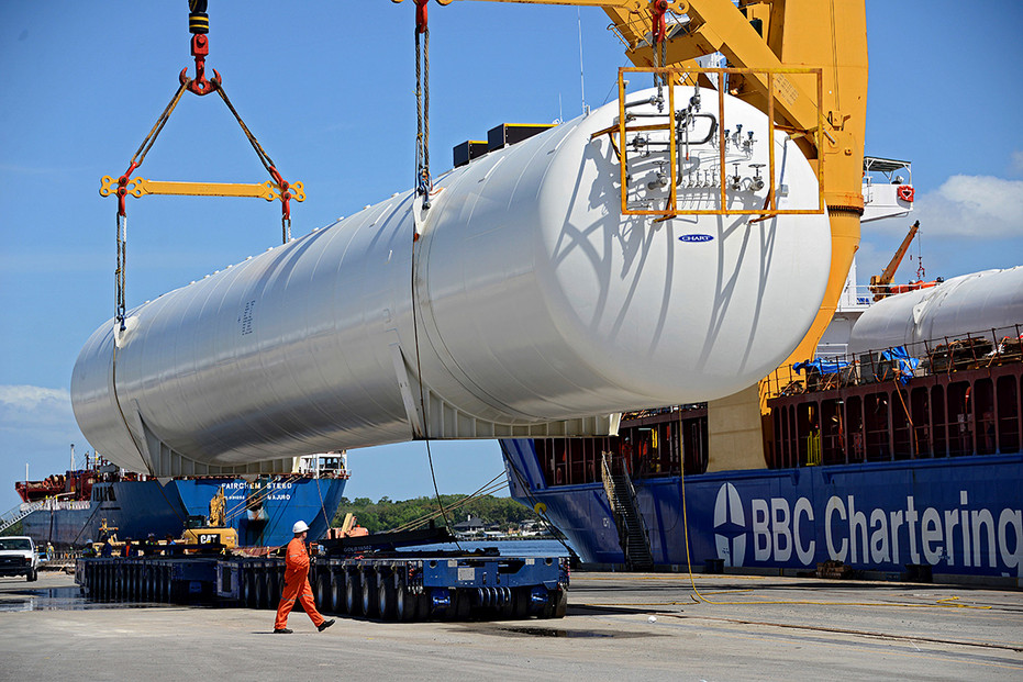 A liquefied natural gas tank is lifted in 2017 to become part of a fueling operation in Jacksonville, Fla. 